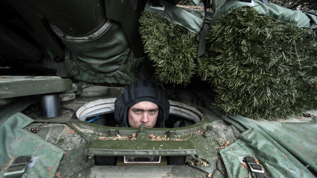 Российский танкист осваивает недавно поступивший в их подразделение танк Т-90 «Прорыв». Боевой машине предстоит действовать в Южном секторе зоны специальной военной операции