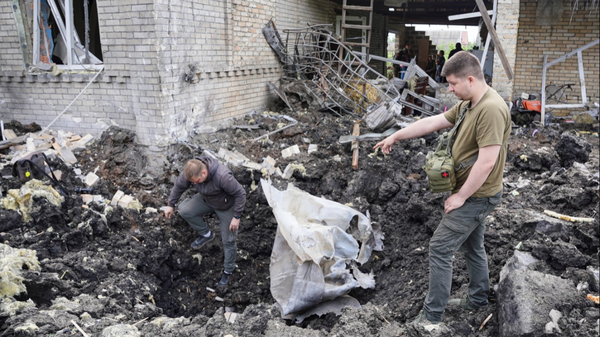 Воронка, образовавшаяся в результате обстрела со стороны ВСУ из РСЗО в Волновахе