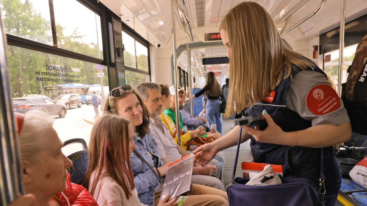 Дети-пассажиры городского транспорта получили более 200 подарков