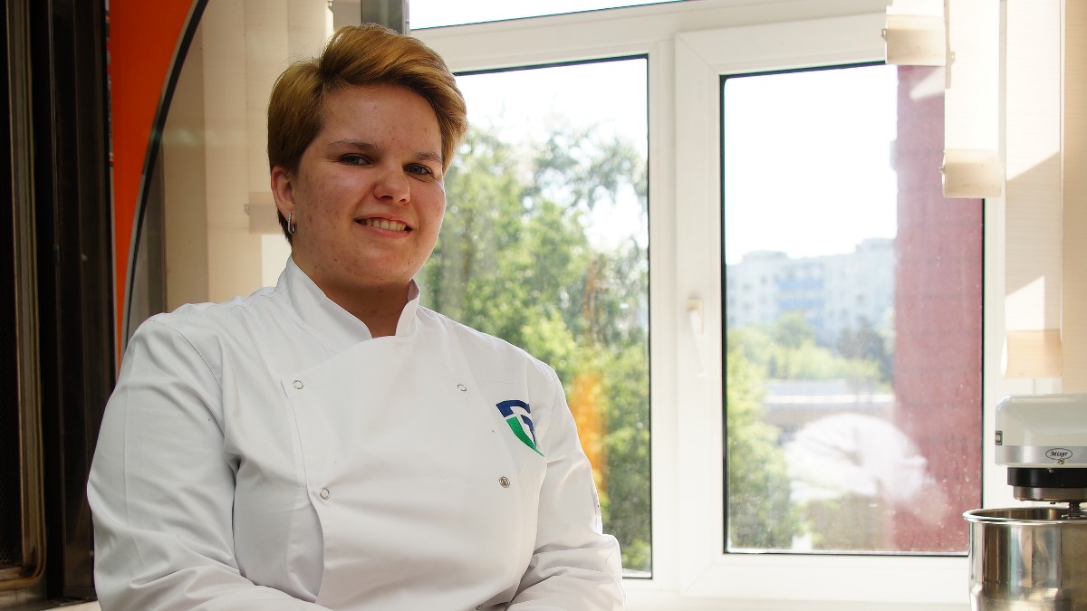 Ассистент кафедры цифровой нутрициологии, гостиничного и ресторанного сервиса МГУТУ имени Разумовского Екатерина Пашкович приготовила батончики «Патриот»