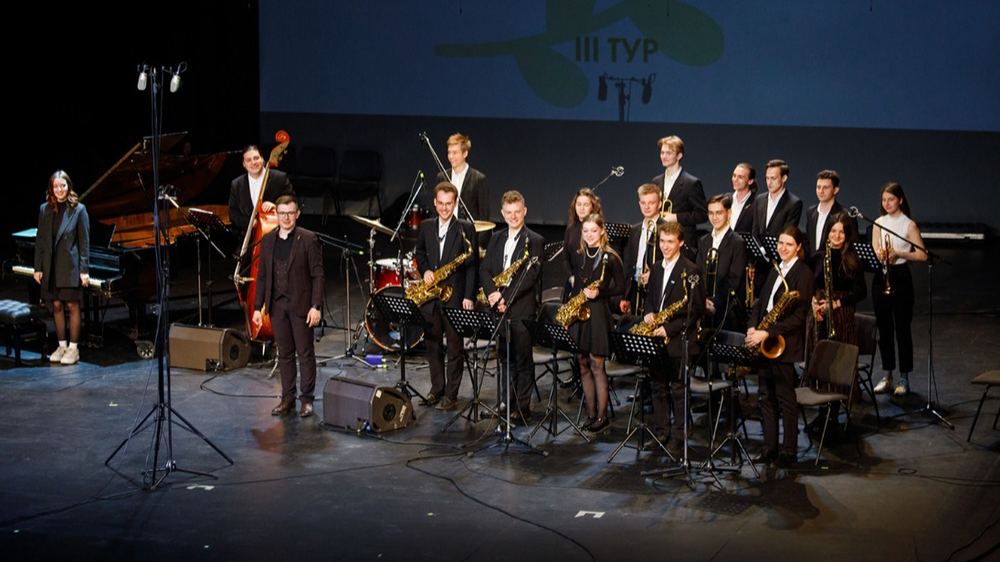 Собянин вручил гранты в сфере культуры и искусства ученикам творческих школ и колледжей