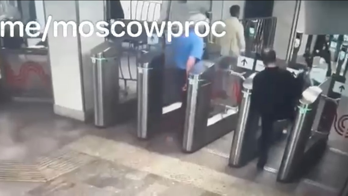 Вандал разбил створку турникета в метро на юге Москвы