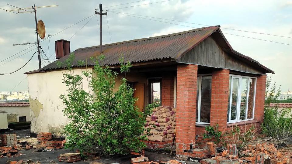 Неизвестные построили дом на крыше многоэтажки на Фрунзенской набережной