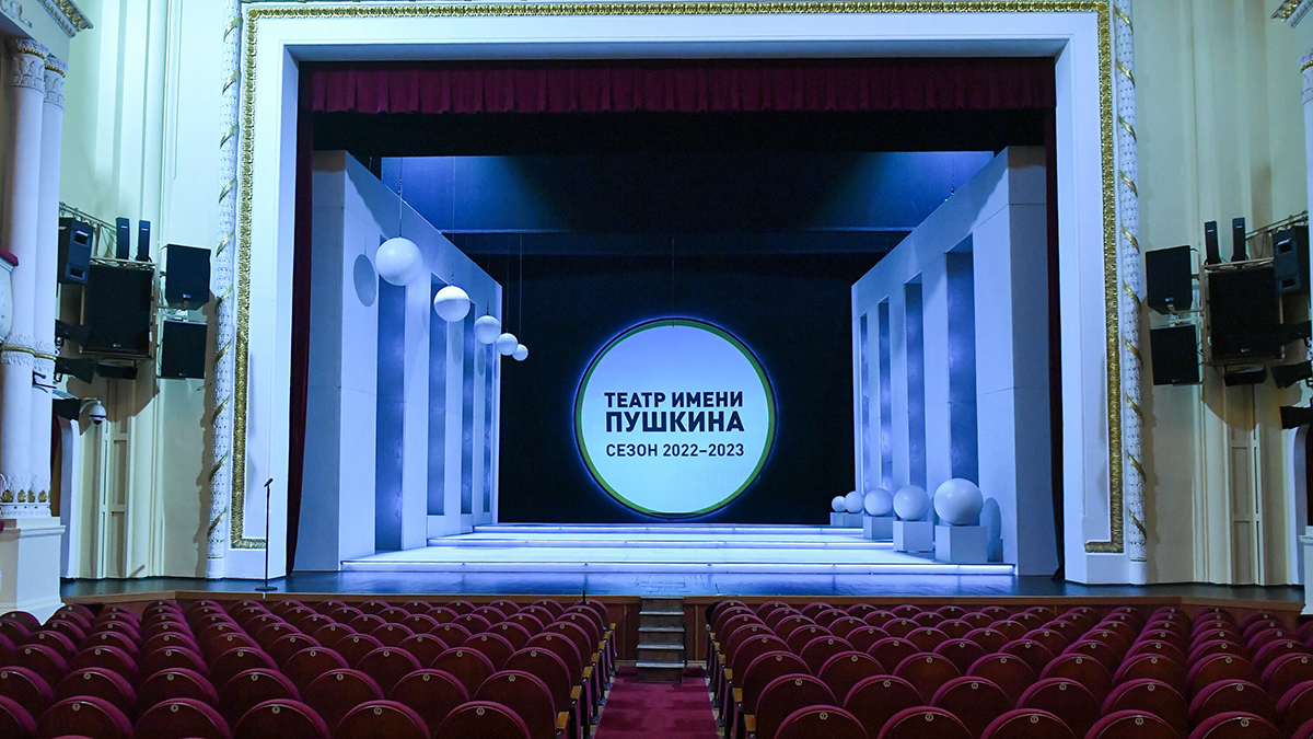 Прощание с Юрием Бутусовым началось в Театре имени Пушкина