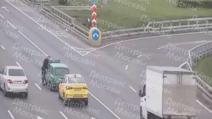 Два автомобиля столкнулись на внутренней стороне шестого километра МКАД