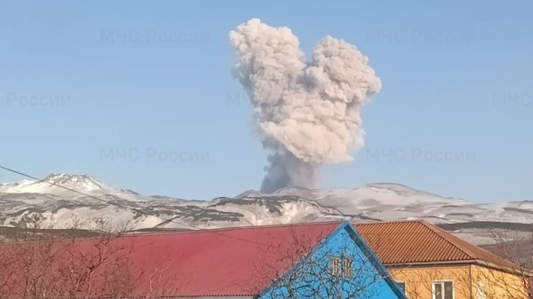 Вулкан Эбеко на Курилах выбросил пепел на высоту три километра