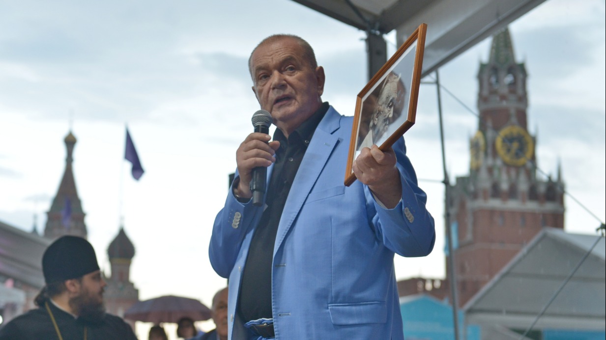 Главный редактор «ВМ» Александр Куприянов на встрече со своими читателями в рамках фестиваля «Красная площадь» показывает неизвестный ранее портрет журналиста и писателя Юрия Нагибина. Уникальный альбом «100 неизвестных фотографий Юрия Нагибина» накануне презентовали в редакции газеты