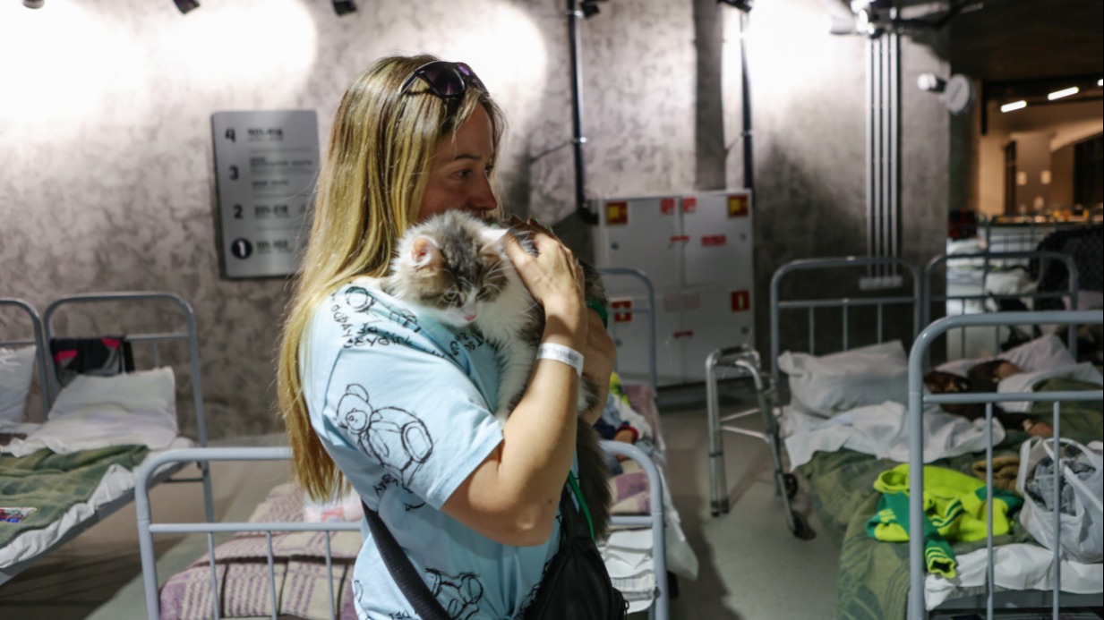 Жительница Белгородской области и ее питомец в пункте временного размещения, который организован на территории местного стадиона. Из-за обстрелов со стороны украинских боевиков мирное население нескольких приграничных районов эвакуируют в безопасную местность