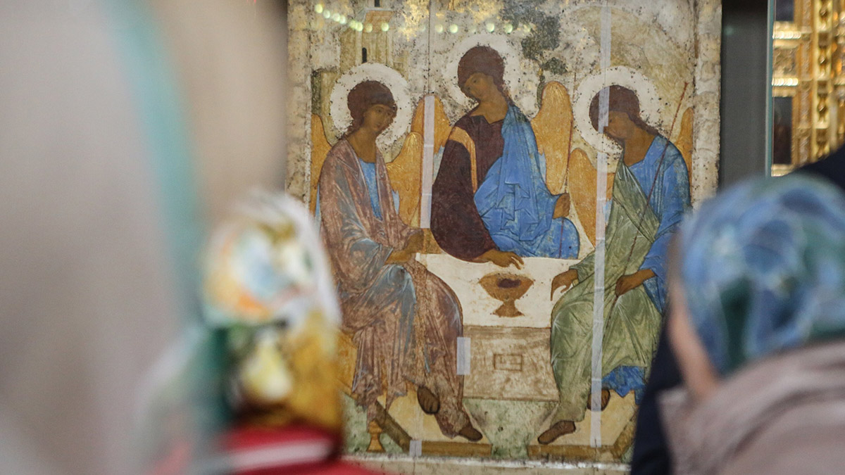 Почему иконы мироточат