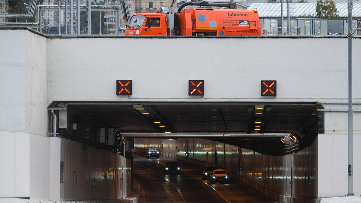 Семь машин столкнулись на выезде из тоннеля на севере Москвы