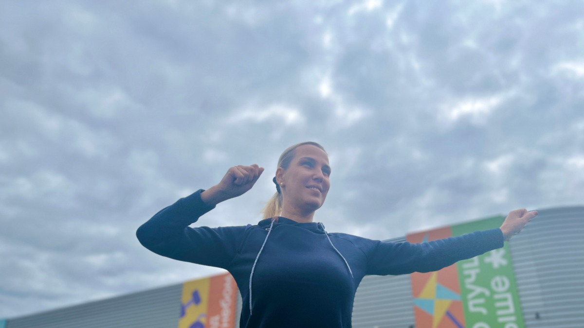 Москвичка Анна Федосеева на тренировке по растяжке на крыше центра «Будапешт» в Бибиреве