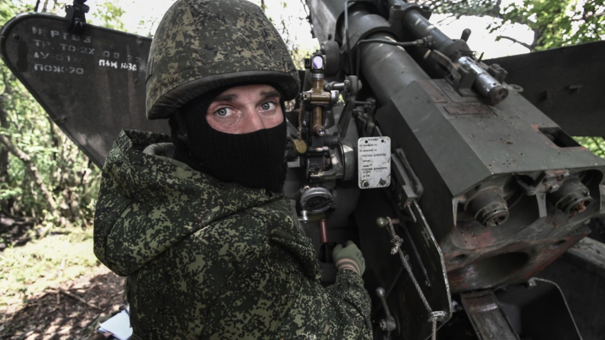 Военнослужащий Вооруженных сил России на Запорожском направлении производит боевую стрельбу из самоходной артиллерийской установки «Гиацинт-С» по позициям боевиков киевского режима