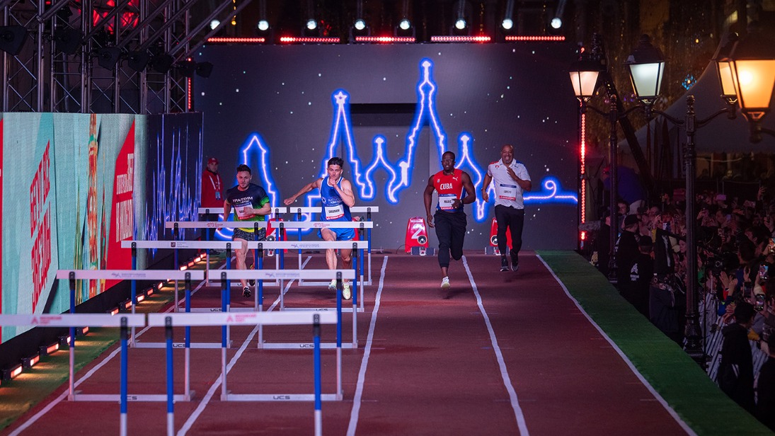 Неделю легкой атлетики открыл забег звезд на столичной Никольской улице