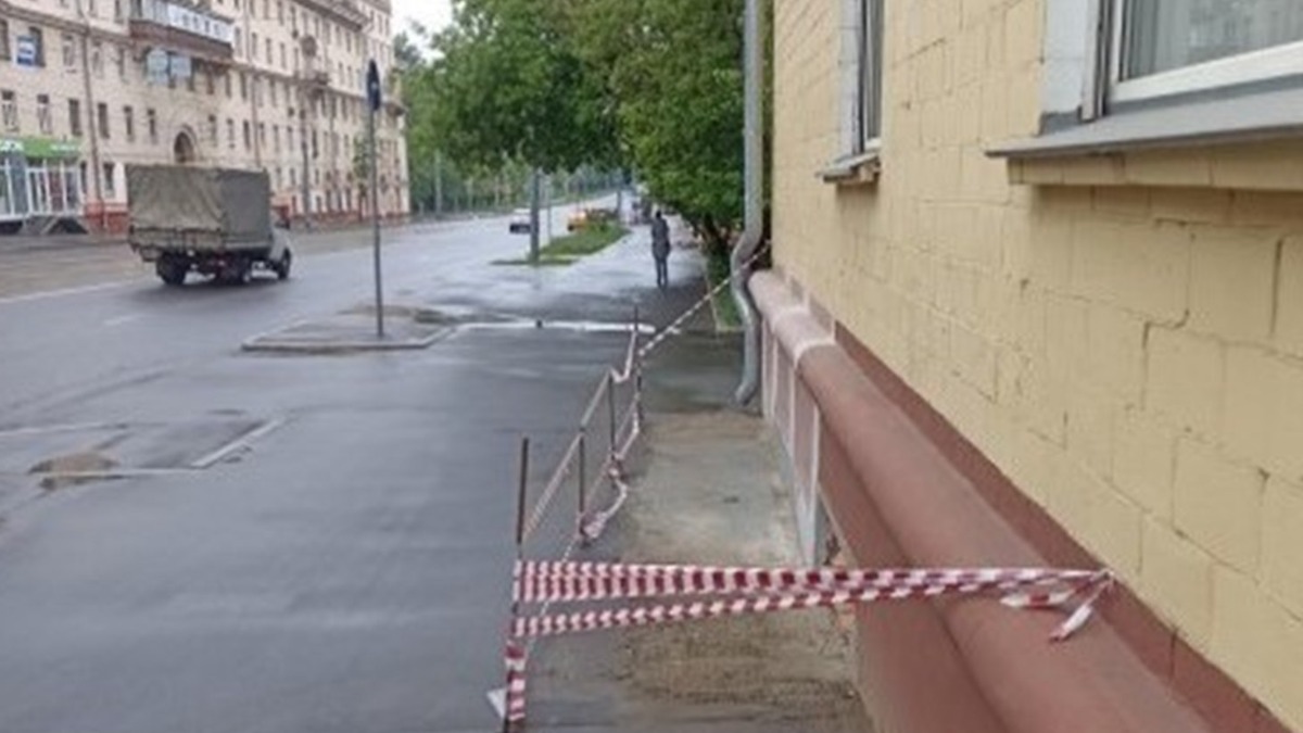 Тротуар в районе Измайлово освободили от самостроя