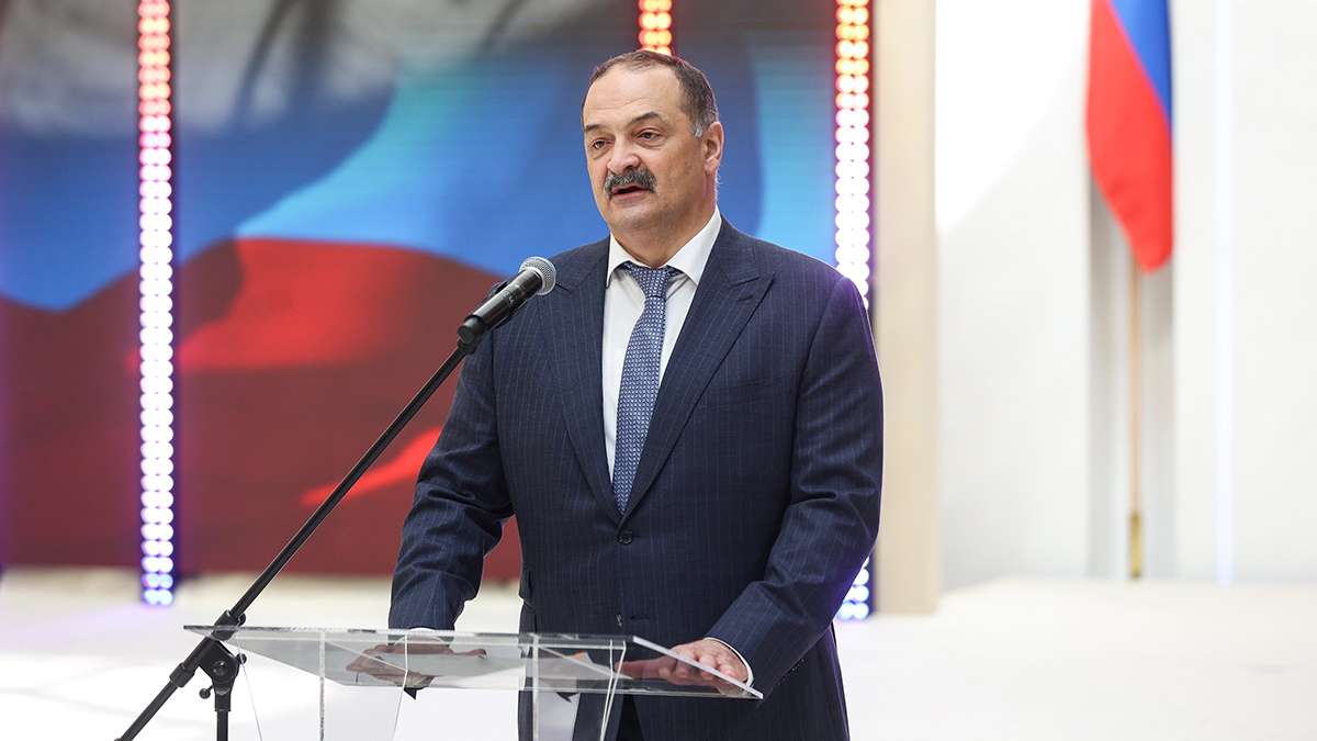 Двое полицейских пострадали при беспорядках в аэропорту Махачкалы