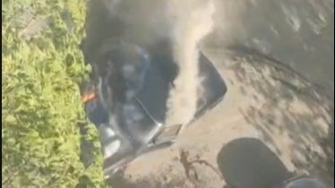 Автомобиль загорелся во дворе жилого дома в ВАО