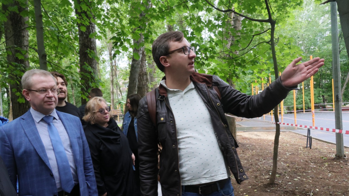 Глава муниципального округа Раменки Станислав Дмитриев (слева на первом плане) и начальник контрольно-сметного отдела ГБУ «Автомобильные дороги ЗАО» Иван Рыжов (справа) вместе с жителями района во время инспекции работ по благоустройству территории Мичуринского проспекта