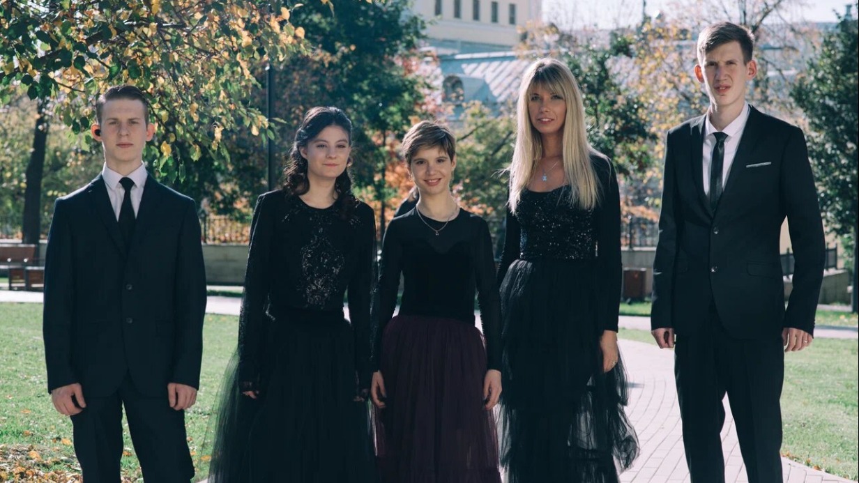 Менеджер проектов Мария Вайлевич со студентами центра сопровождаемого проживания