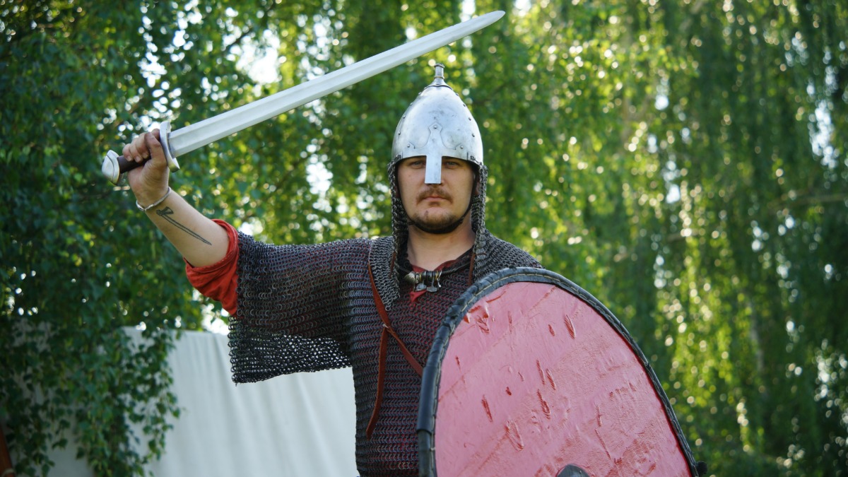 Руководитель военно-исторического клуба из Самары Вячеслав Кретов готовится к участию в реконструкции битвы, которая разве