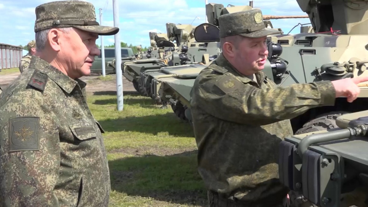 Министр обороны РФ Сергей Шойгу (слева) во время проверки техники и вооружений перед отправкой в зону проведения СВО на арсеналах и базах хранения Западного военного округа