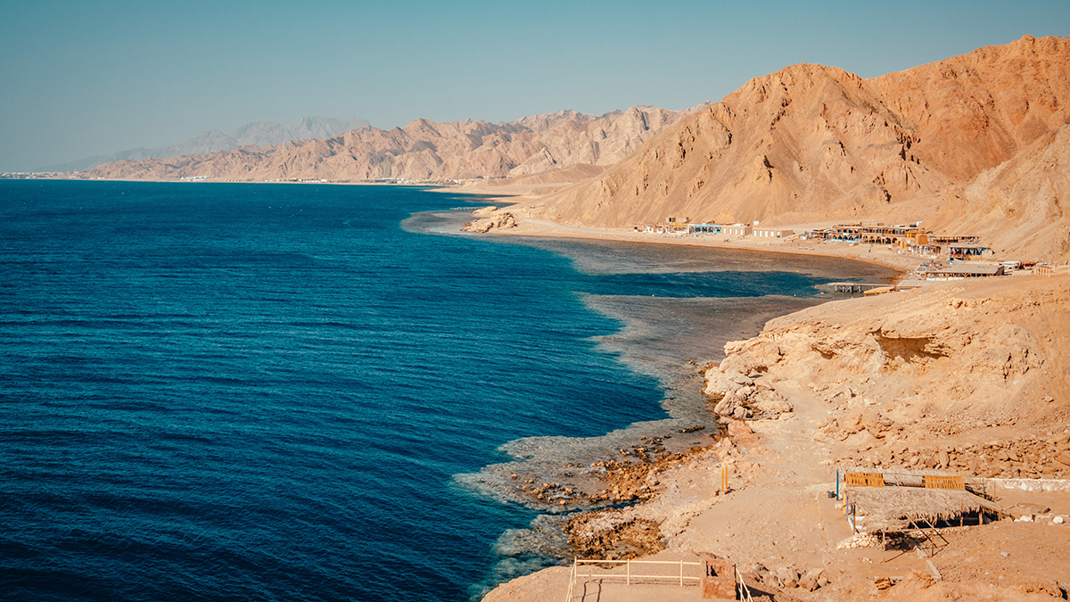 СМИ: Россиян начали эвакуировать с пляжей Египта из-за сильнейшей песчаной бури