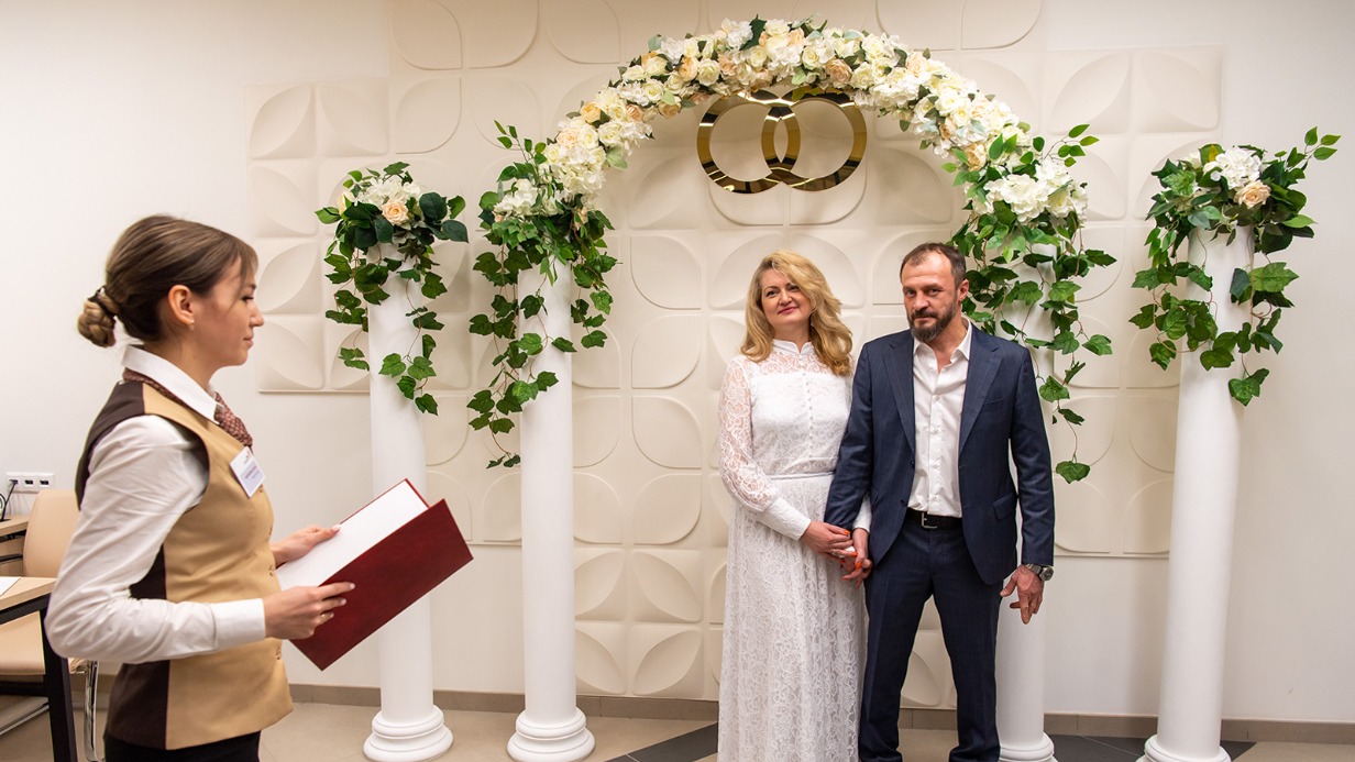 Свыше 60 тысяч пар поженились в центрах госуслуг за два года