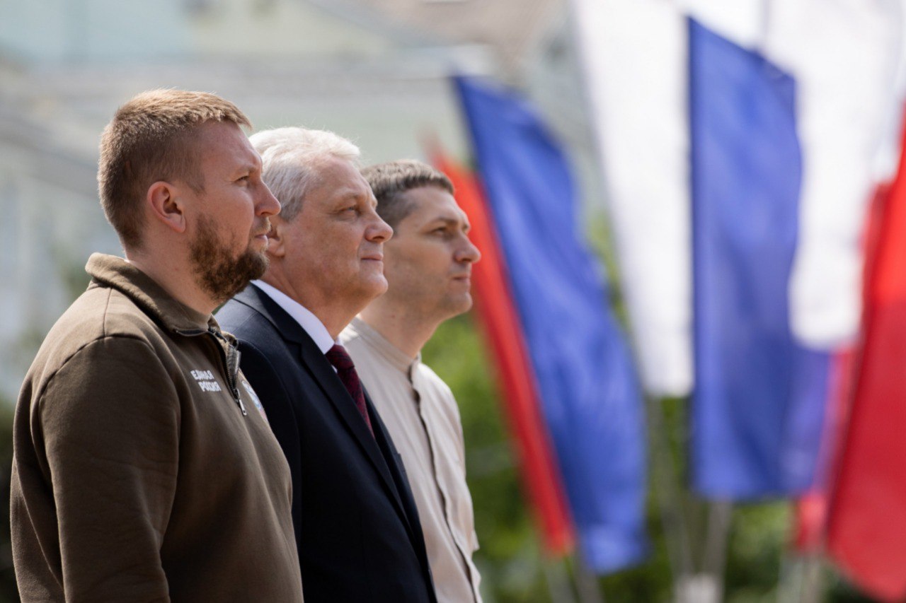 Председатель Народного совета ЛНР Денис Мирошниченко, председатель правительства ЛНР Сергей Козлов и руководитель администрации главы ЛНР Алексей Самойлов (слева направо) во время церемонии поднятия флага РФ у Дома правительства ЛНР в День России