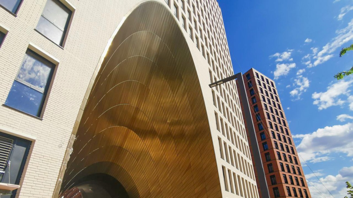 Завершилось строительство золотой арки в доме на набережной Марка Шагала