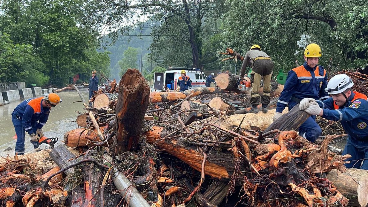 Река Мацеста в Сочи вышла из берегов и затопила окрестности