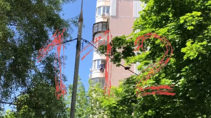 Появились кадры падения забаррикадировавшегося в доме мужчины на юго-западе Москвы