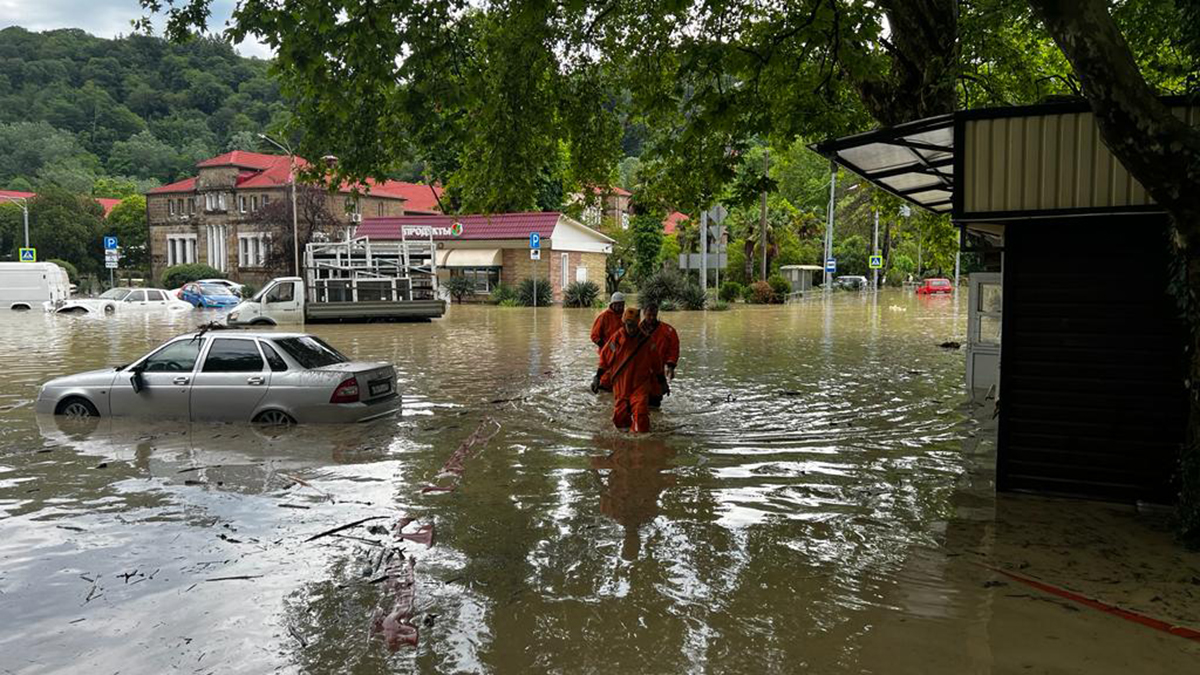 «Мгновенный подъем уровня воды»: почему затопило Сочи и когда прекратятся ливни