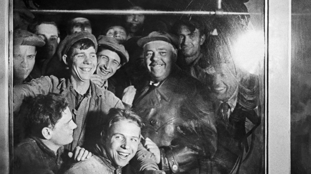 Шагаем в ногу: как «Вечерка» освещала строительство и работу метро на заре своего существования