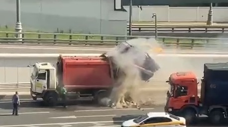 В центре Москвы мусоровоз сбросил на шоссе горящую гору мусора и попал на видео