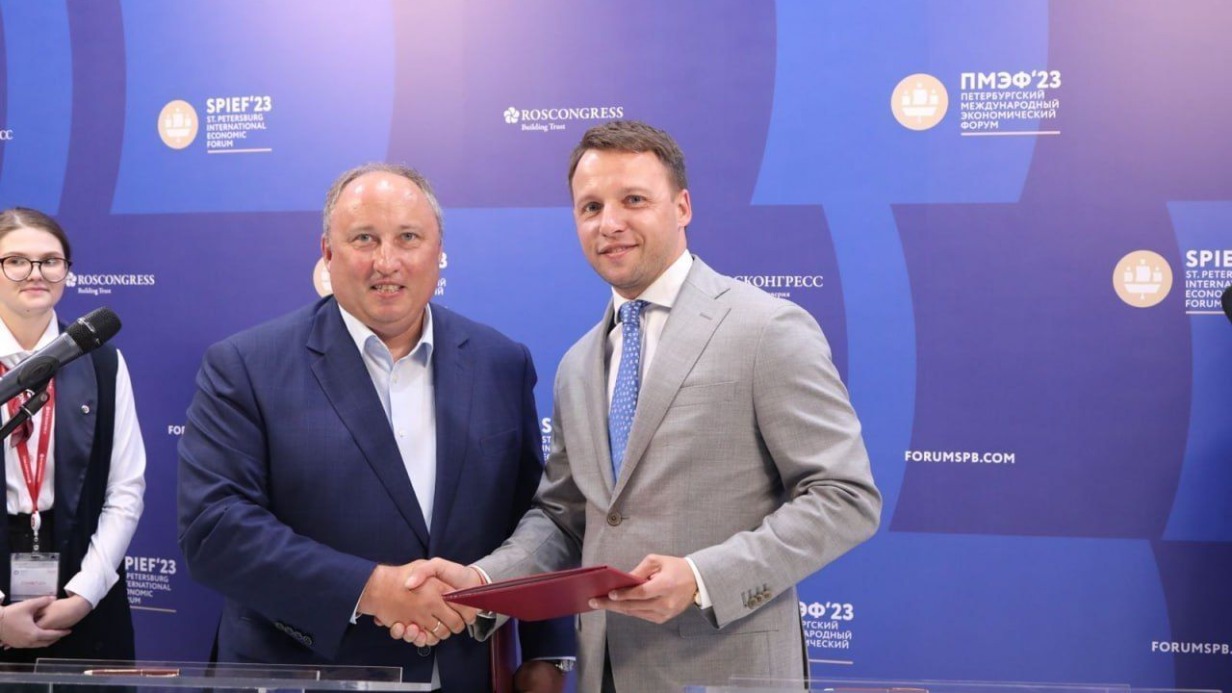 Генеральный директор АО «Редакция газеты «Вечерняя Москва» Георгий Рудницкий и генеральный директор АО «Петроцентр», главный редактор «Петербургского дневника» Кирилл Смирнов