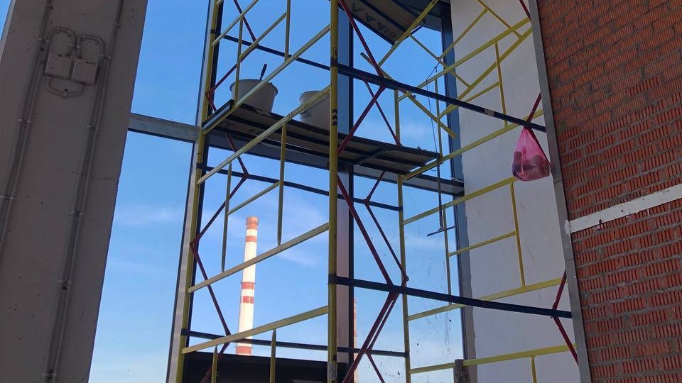 Рабочий на юге Москвы погиб после падения со строительных лесов