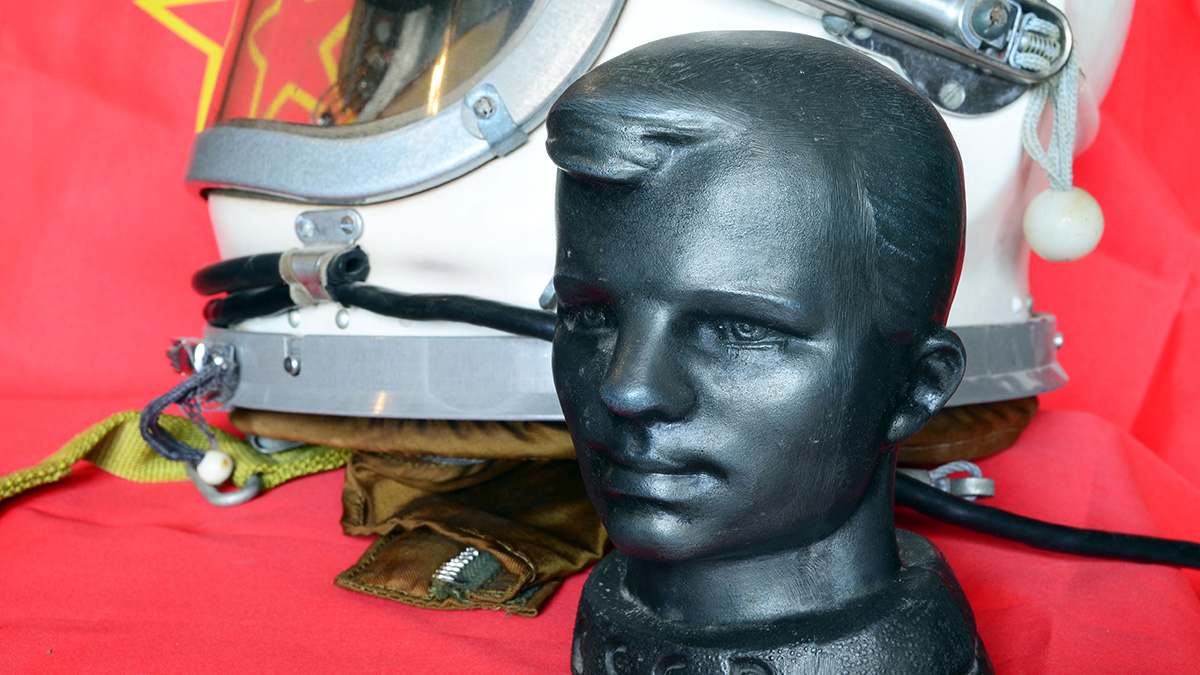 СМИ: В Киеве демонтировали бюст Юрия Гагарина