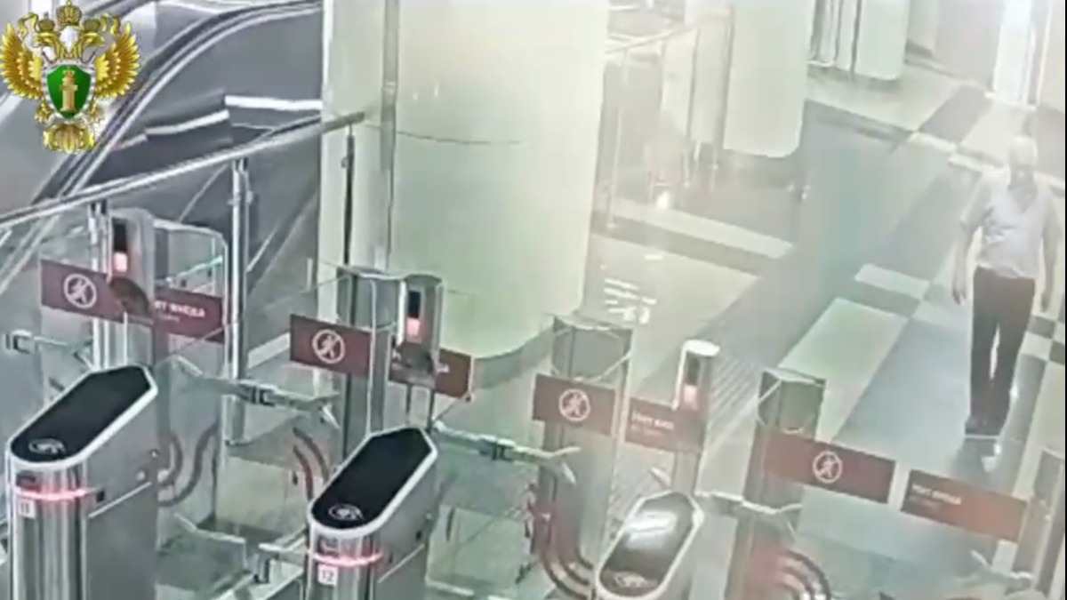 Мужчина разбил створку турникета на станции столичного метро на востоке Москвы