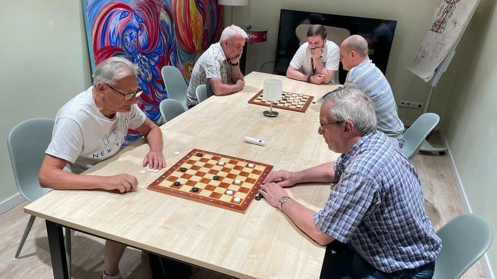 В центрах московского долголетия стартует окружной этап турнира по шашкам