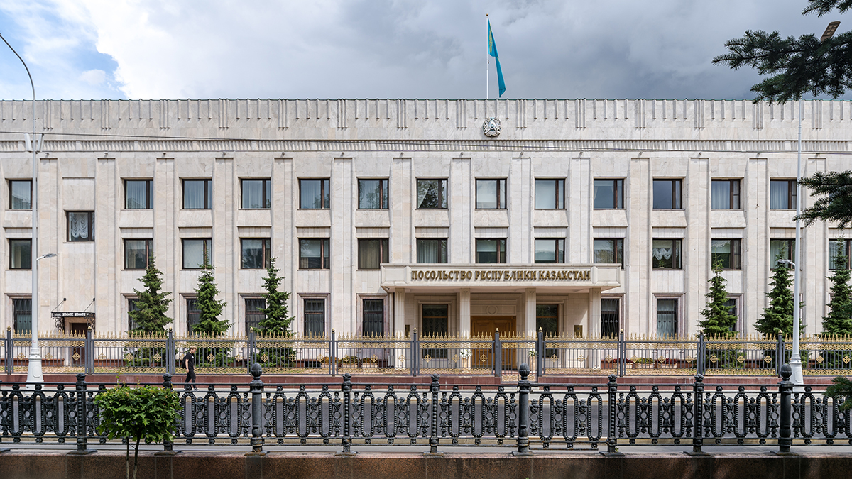 Сотрудник консульства погиб во дворе посольства Казахстана в Москве