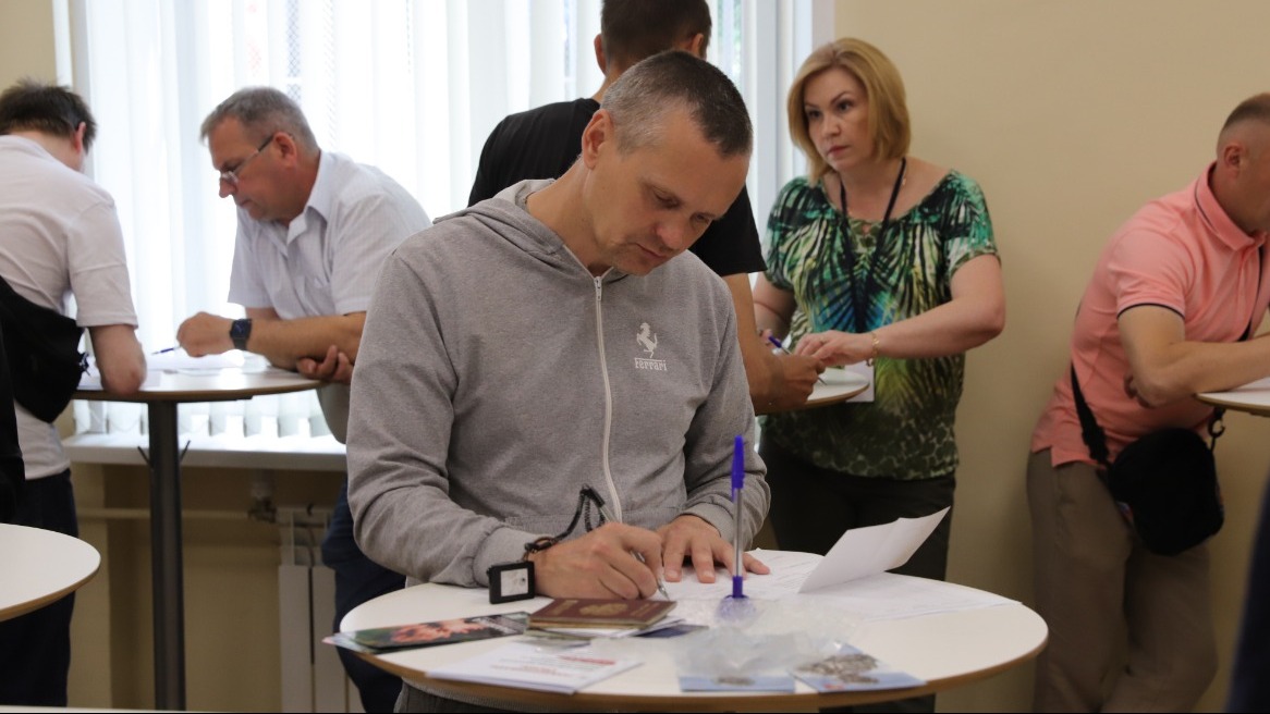 Доброволец Леонид Бурунов заполняет документы в Едином пункте отбора на контрактную службу