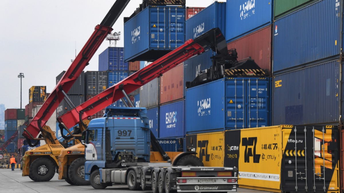 В торговых портах страны принимают контейнеры с товарами