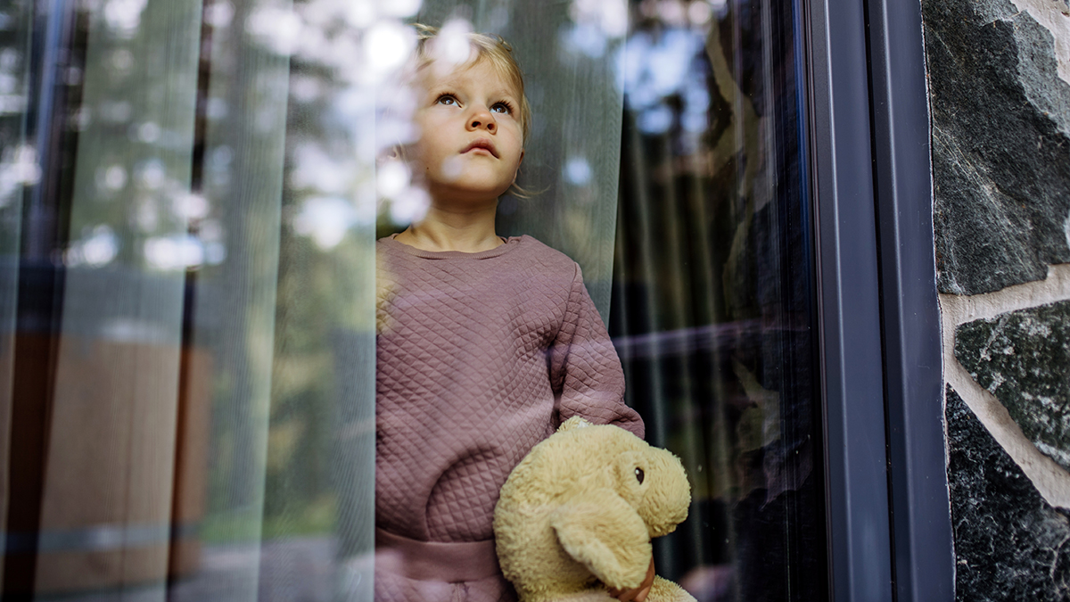 Как уберечь ребенка от падения из окна