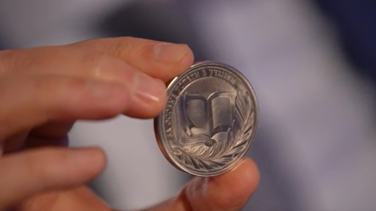 Глава Минпросвещения Кравцов впервые показал новую серебряную медаль для выпускников