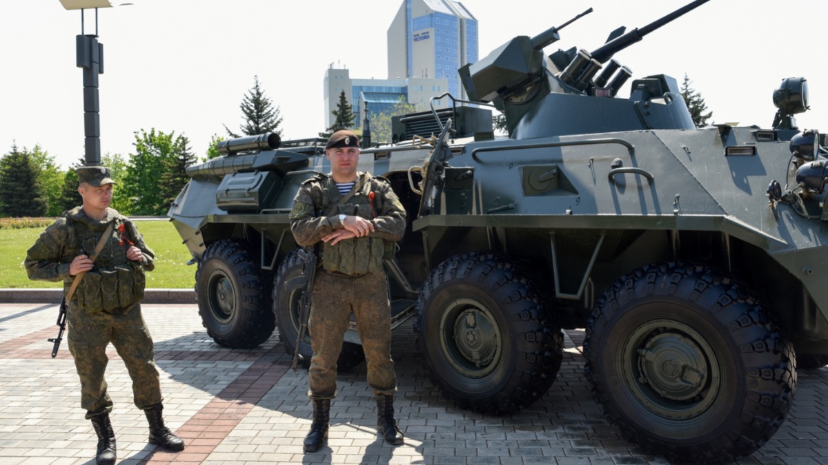 Военнослужащие возле БТР-82 на выставке трофейной военной техники в парке Ленинского Комсомола
