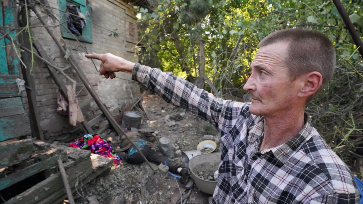 Житель Горловки, Донецкая Народная Республика, на территории жилого дома, поврежденного украинскими обстрелами. Вчера ВСУ вновь нанесли удары по Горловке, выпустив 10 ракет из РСЗО, сообщили в Совместном центре контроля и координации вопросов, связанных с военными преступлениями Украины