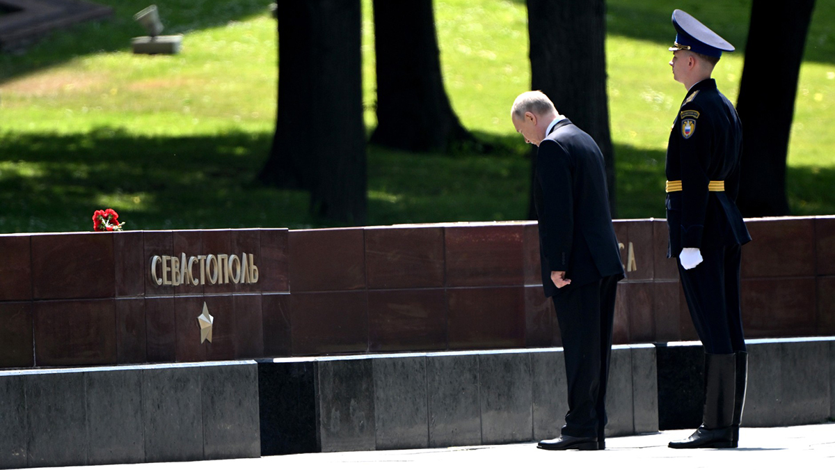 Путин в День памяти и скорби возложил венок к Могиле Неизвестного Солдата