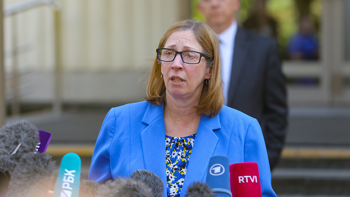 Не просто странные жесты: кому и зачем посол США в РФ подавала загадочные знаки руками во время приема