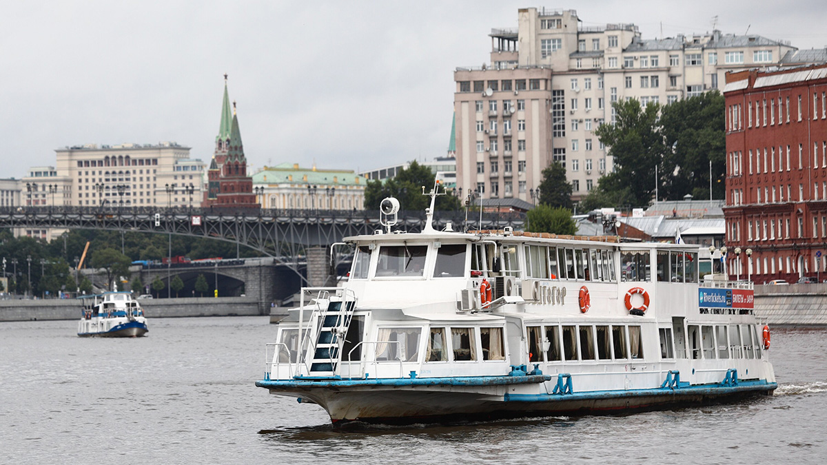 Теплоход протаранил катер в центре Москвы 