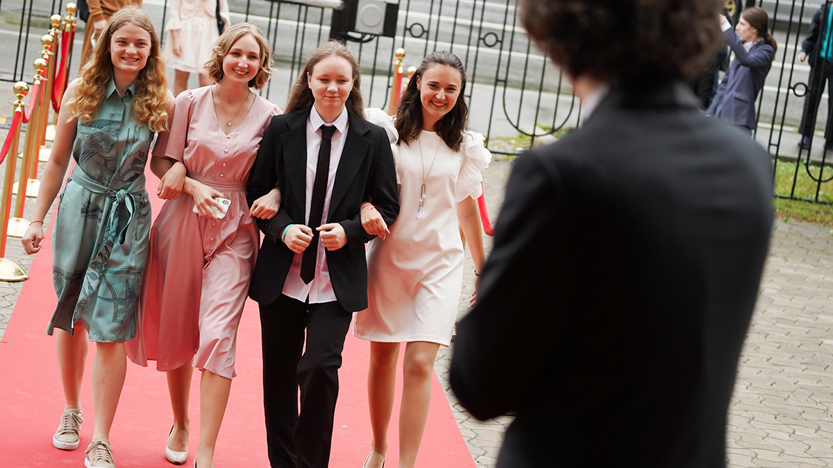 Как выбрать наряд на выпускной в 2025 году: идеи, тренды, образы