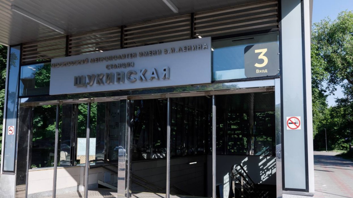Более 250 новых табличек с номерами входов в метро разместили в Москве
